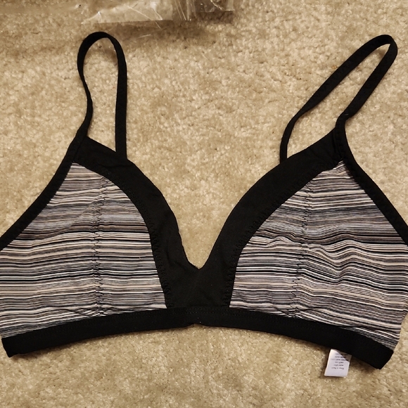 Athleta Swim Top Sports Size M Black Gray Bikini Sporty Design Top Only - Picture 1 of 5